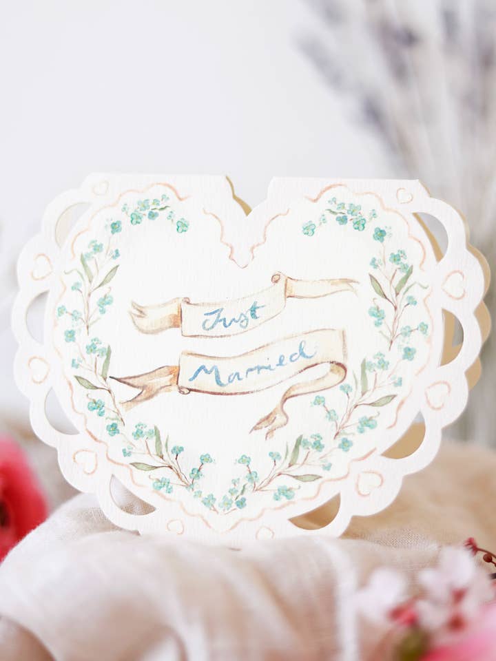 Just Married - carte en forme de cœur pour la vente par Sophie Amelia Creates