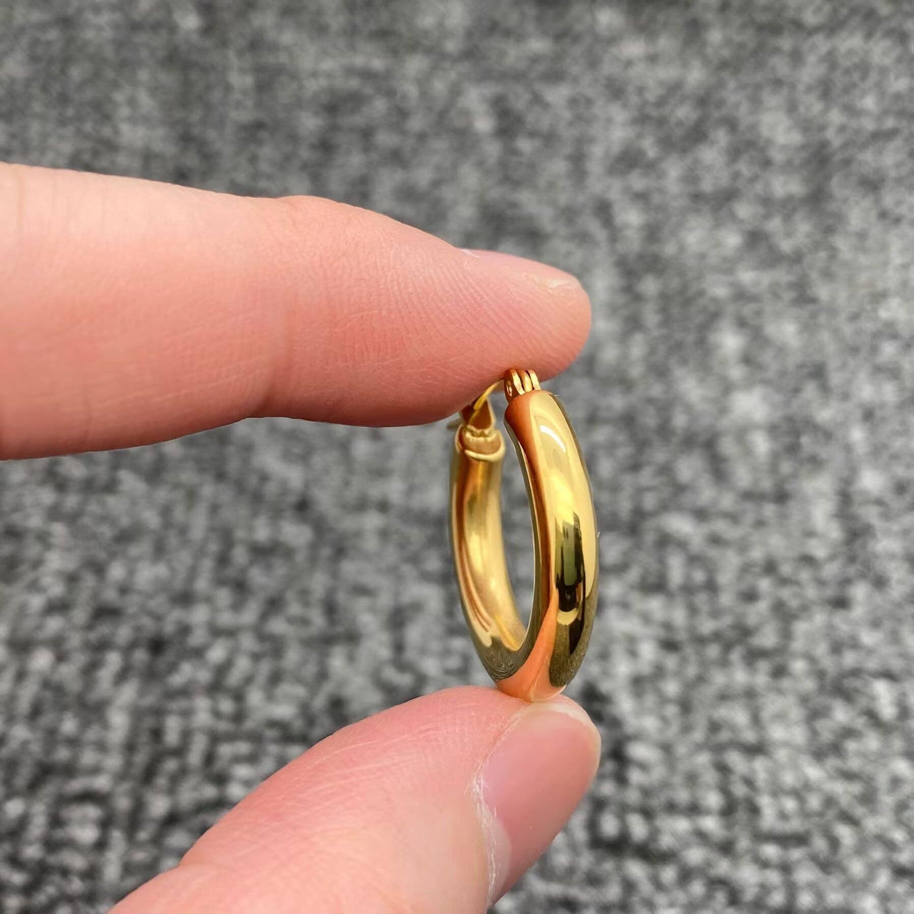 Mio Queena - Venta al por mayor Pendientes de aro - Pendientes de Aro Brillantes de Acero Inoxidable Chapados en Oro de 18K - FGS1