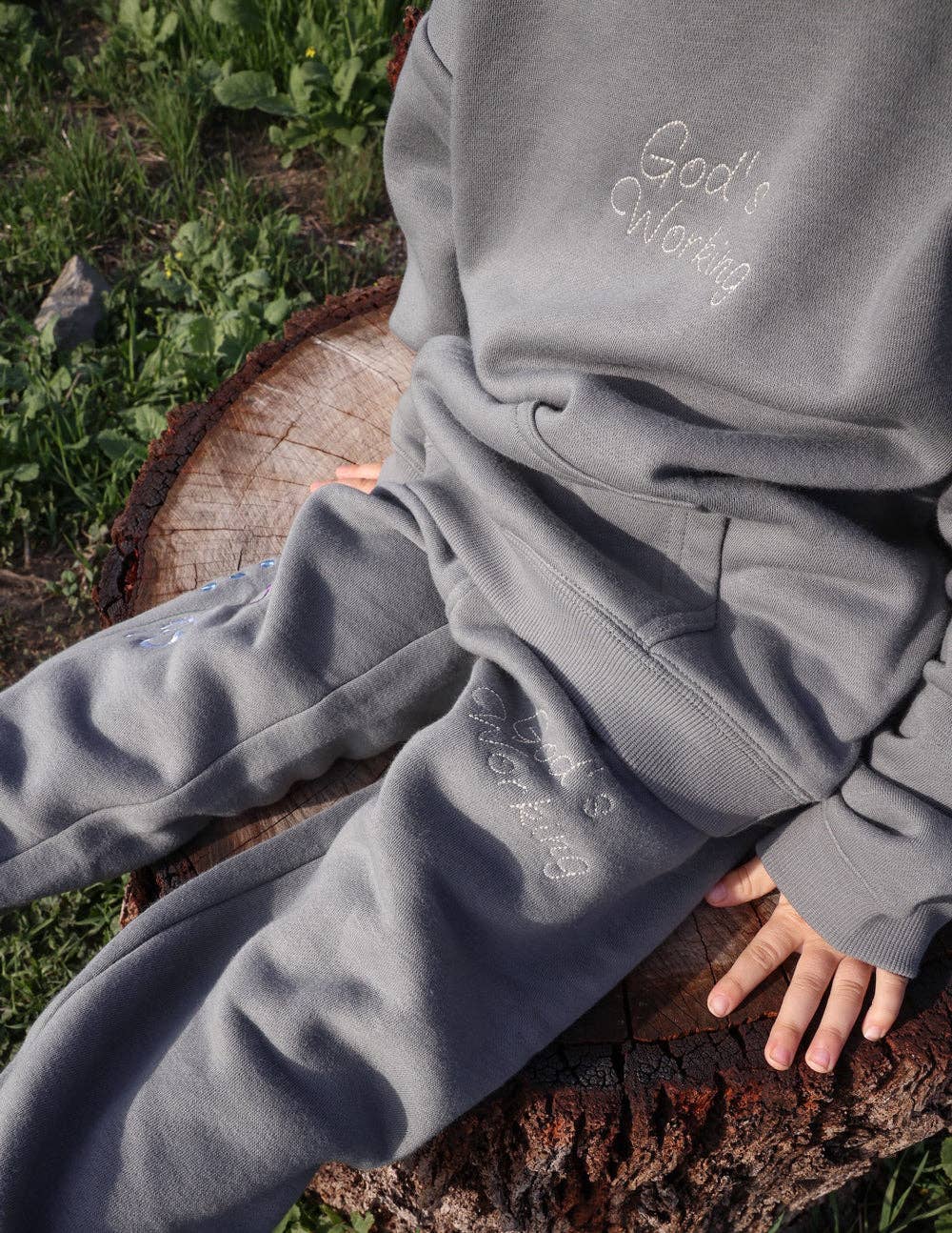 Elevated Faith – Calças de treino/corrida casuais – Criança por atacado – Calças de Treino para Crianças "Deus Ainda Está a Trabalhar"6