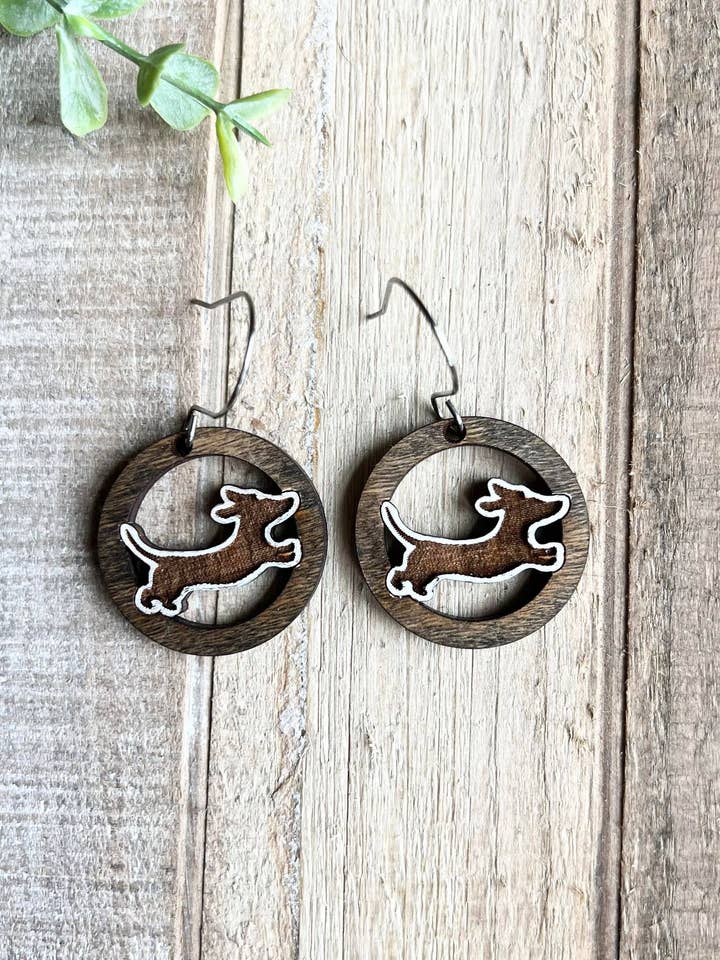 Orecchini in legno di bassotto per la vendita all'ingrosso da parte di Pineywood Posh