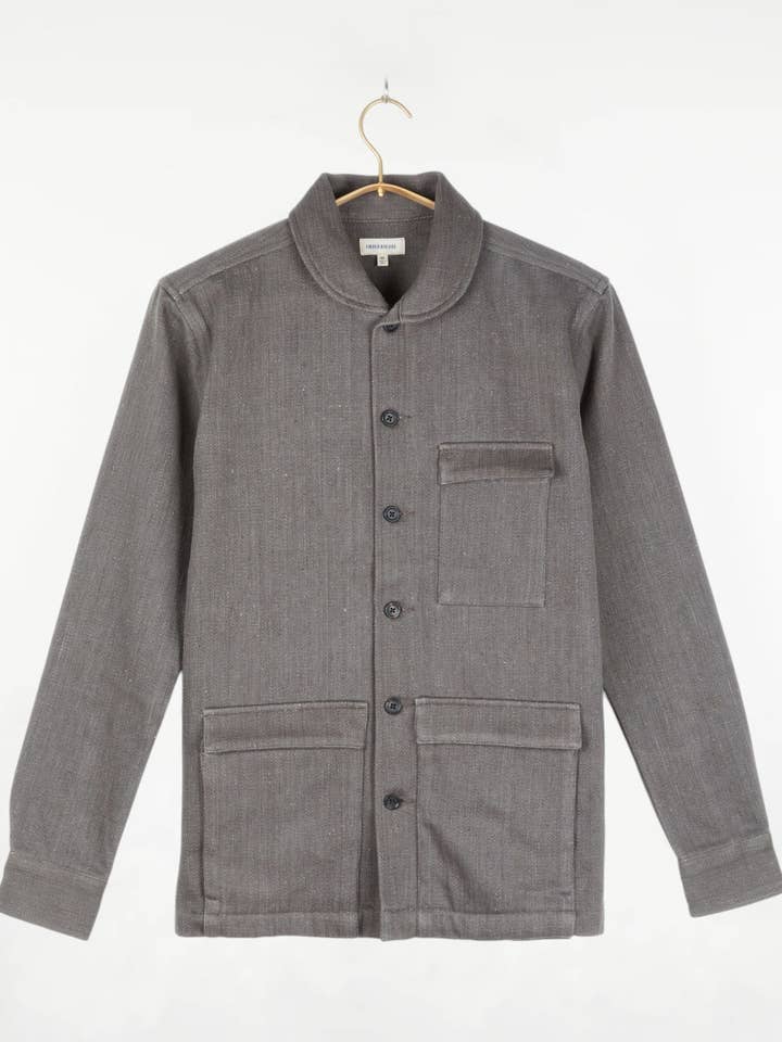 Yatree Skjortejakke med sjalskrave i bomuldstwill sten for engroshandel hos Umber and Ochre