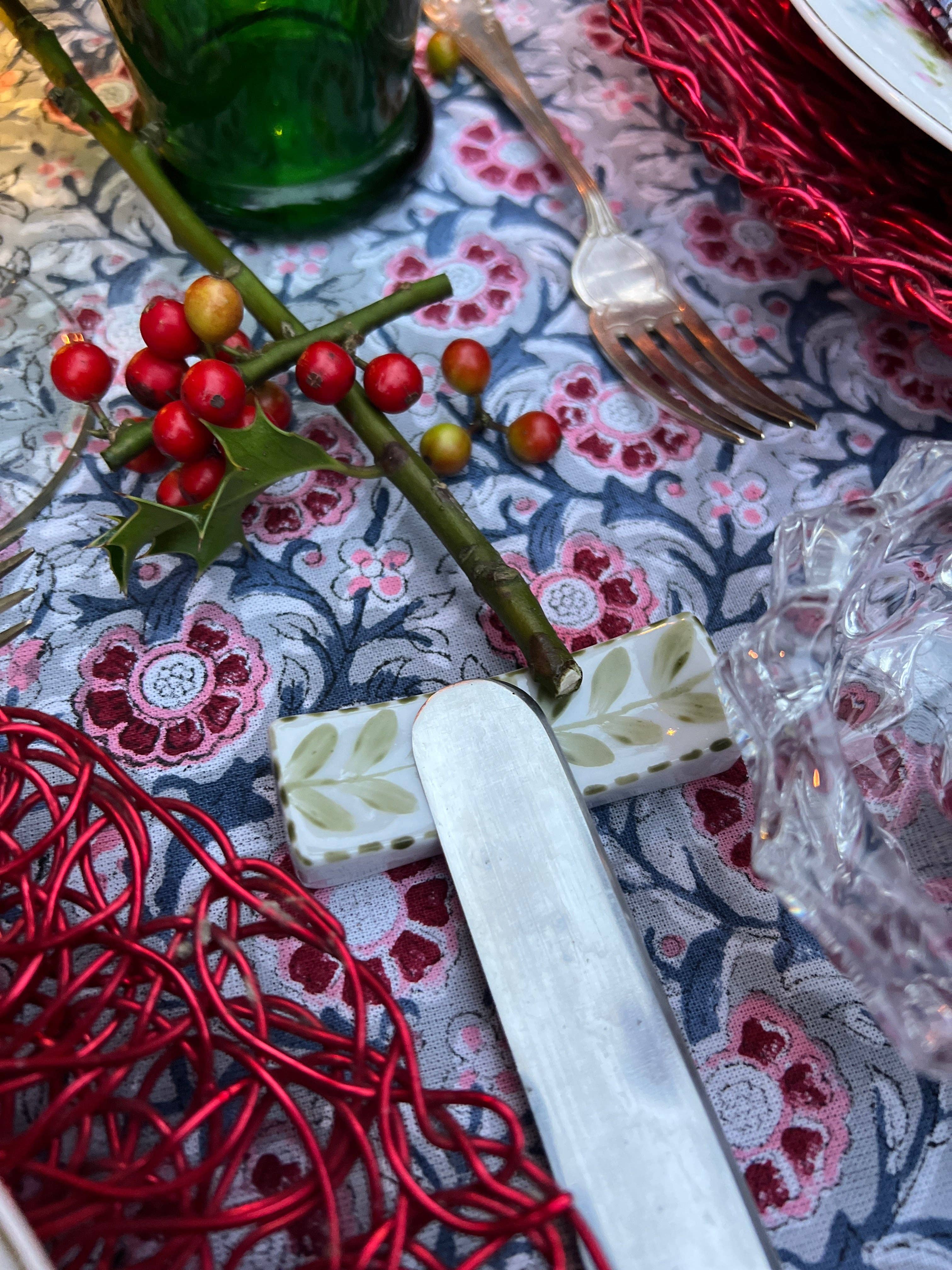 Cristina Cisneros – Großhandel Essgeschirr-Set – Set mit 6 handbemalten Porzellan-Besteckablagen in Rosa und Blau8