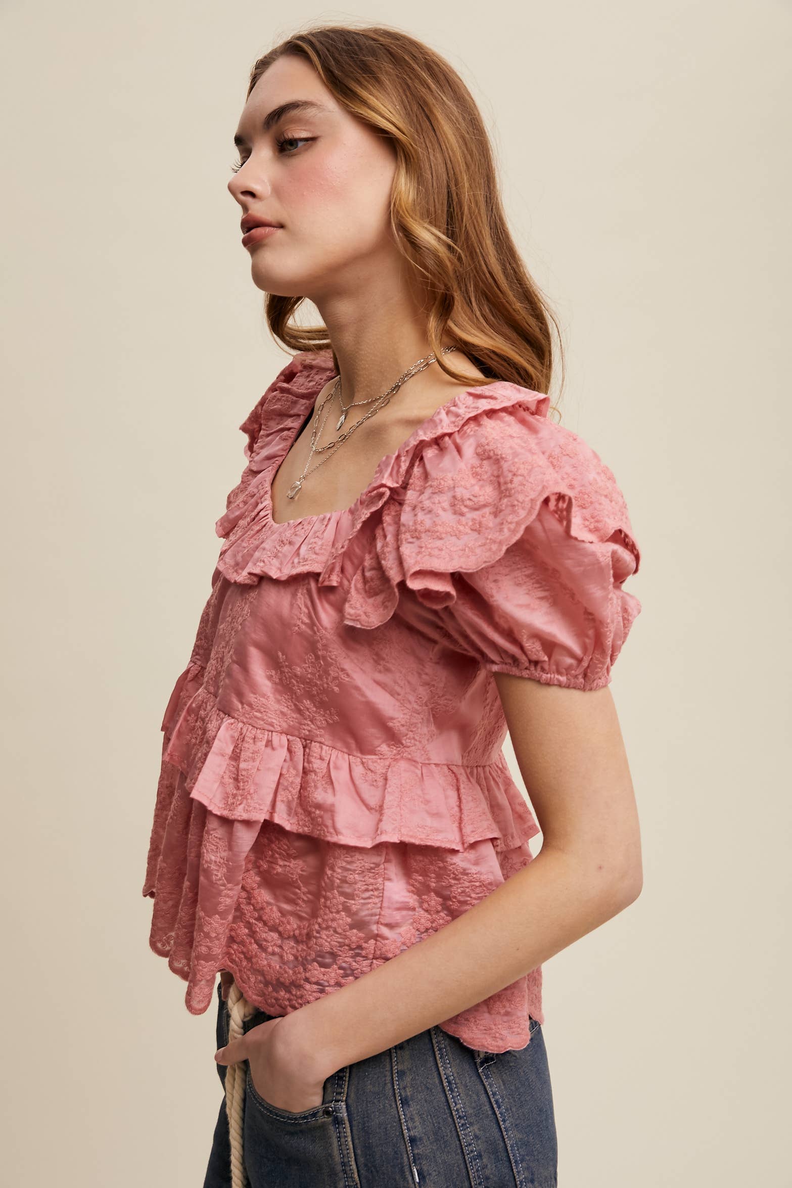 Listicle – Engroshandel Bluse - Dame – Broderet flæsepeplumbluse4