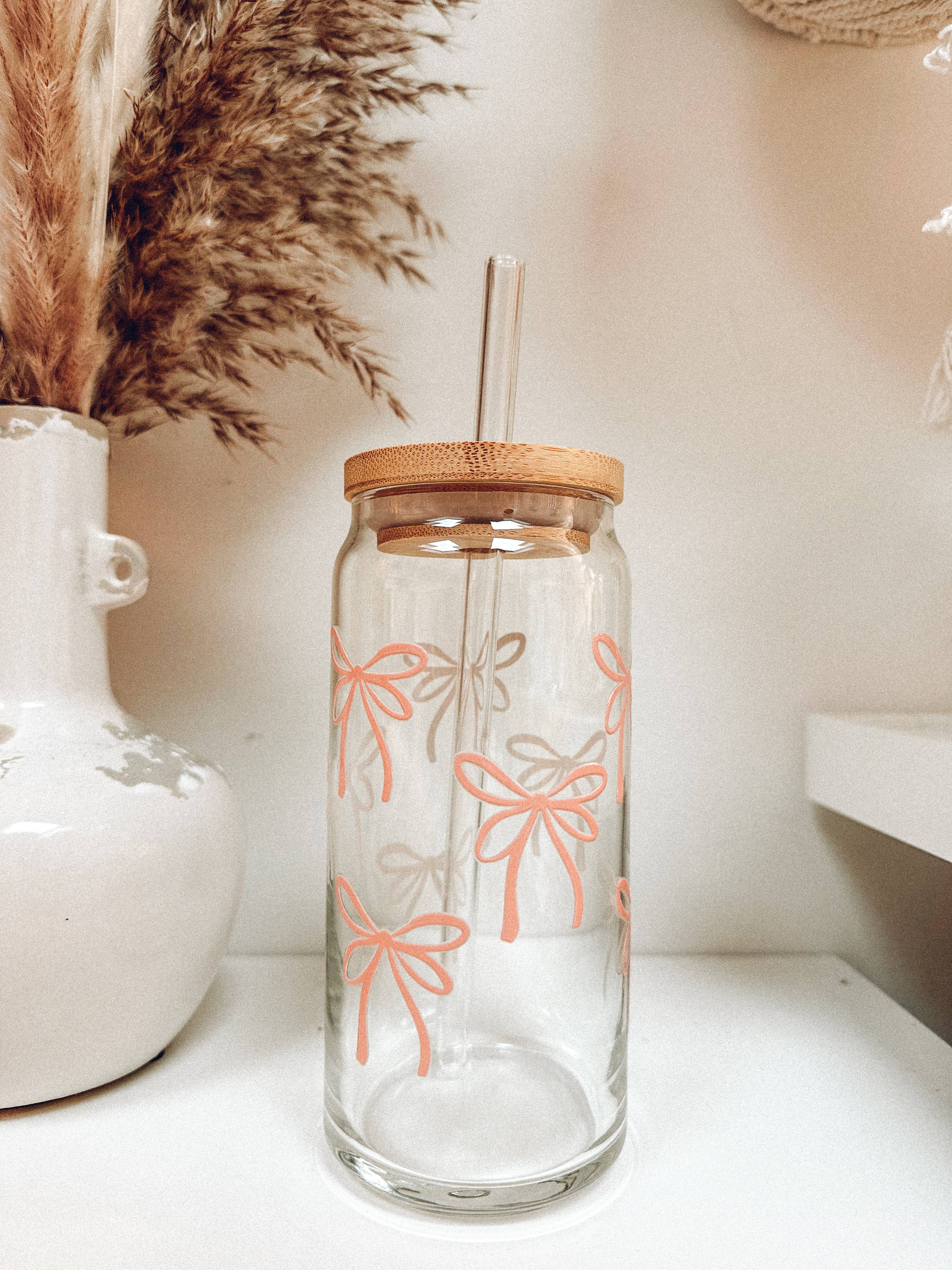 Powered By Daisies - Wholesale Drinkglas/beker - Glazen beker met roze strikjes3