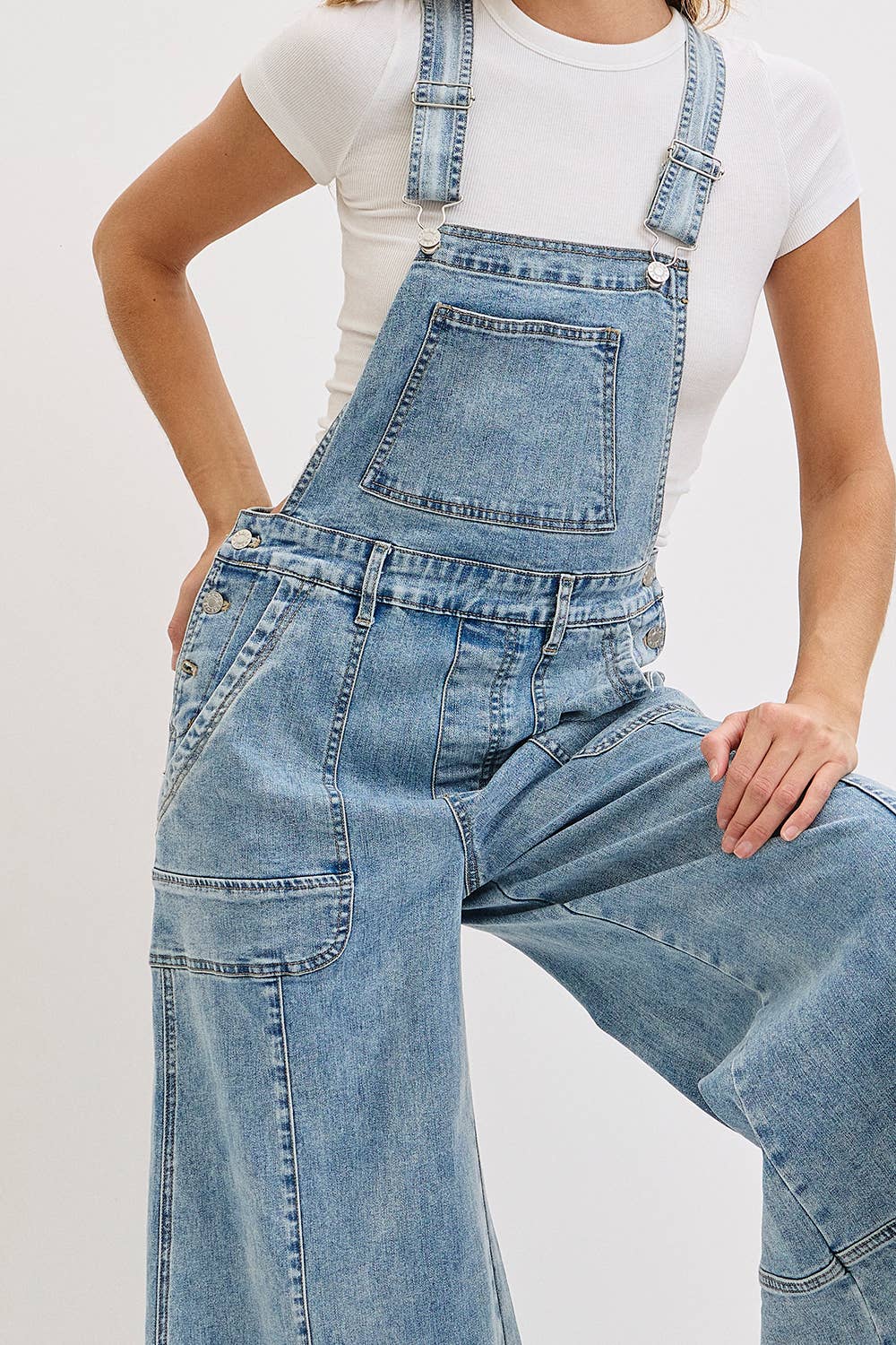 DENIMBLAUW DENIM OVERALL MET WIJDE PIJPEN voor groothandel op Faire22