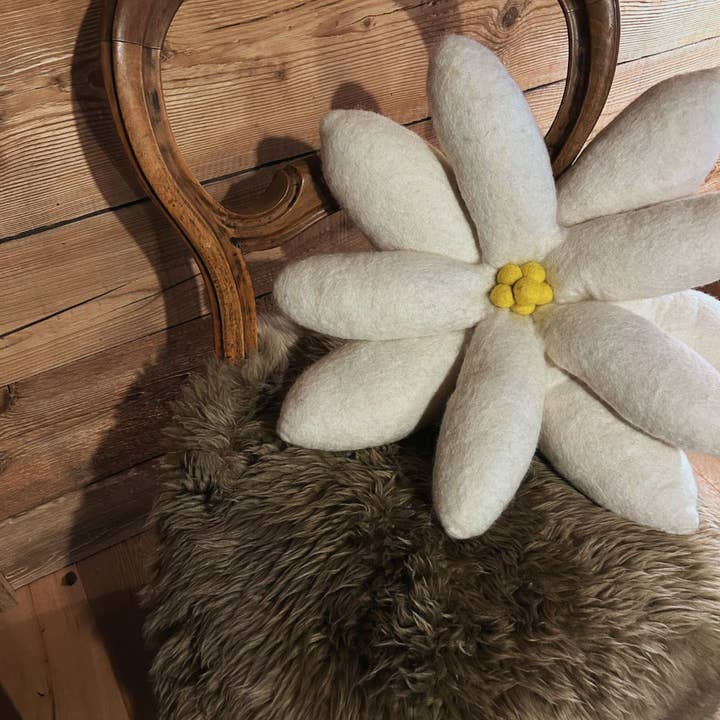 New Heidi - Wholesale Throw/Decorative Pillow - Edelweiss felt cushion - Ethical and artisanal creation New Heidi3