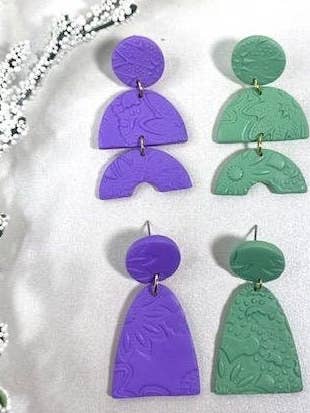 Boucles d'oreilles florales printanières en argile polymère, boucles d'oreilles pendantes texturées à ressort en argile, boucles d'oreilles demi-cercle, longues pendentifs incurvés, violet pour la vente par Miles and Milo Polymer Clay Collection