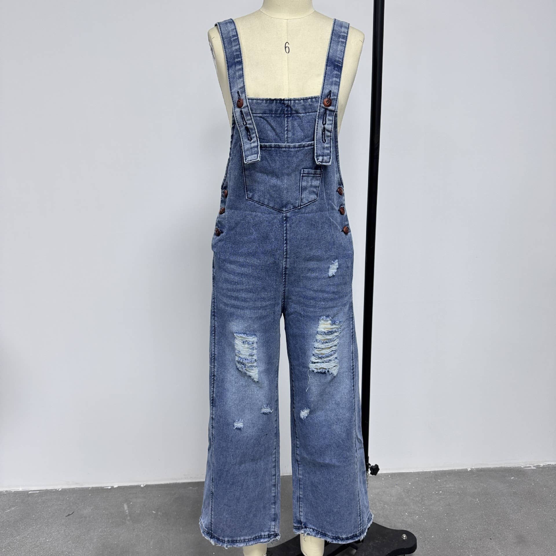 EmberLoom – Engroshandel Overalls - Dame – Kvinders bredbenede buksedragt med slidte detaljer denim overalls12