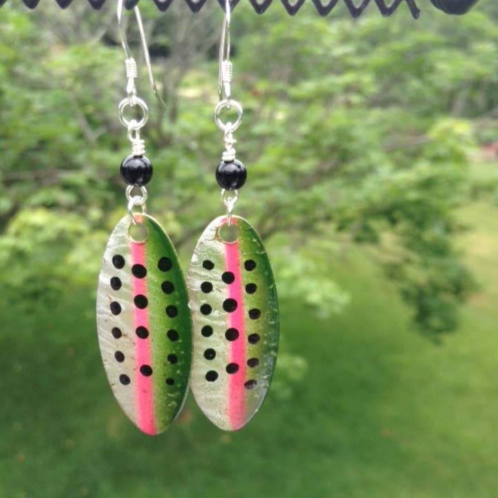 Rainbow Trout oorbellen voor wholesale door Jackie Gallagher Designs - Handmade Coastal Jewelry