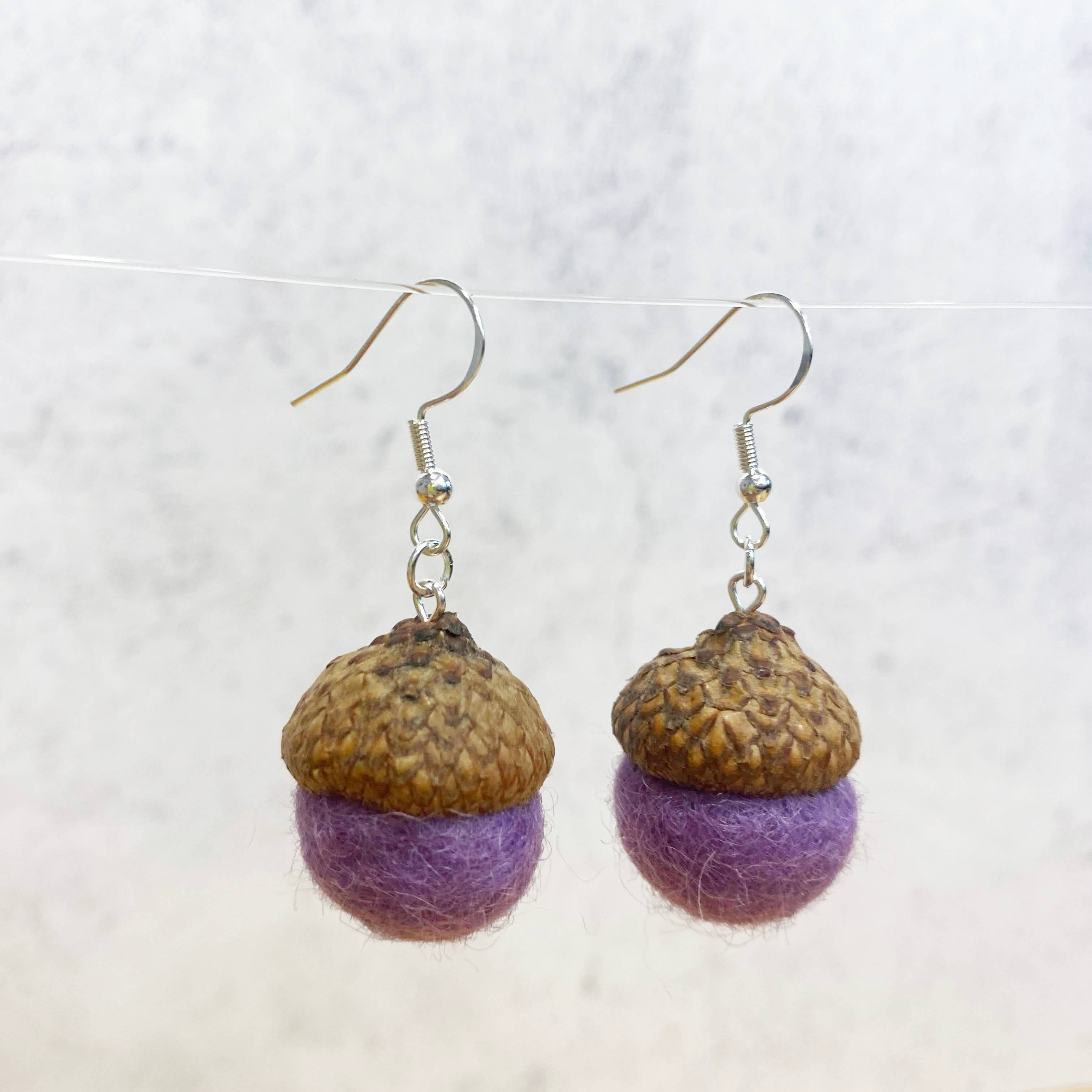 Oakwind Hollow - Vente Boucles d'oreilles pendantes - Boucles d'oreilles en forme de gland en feutre Lavender Fall Woodland Jewelry