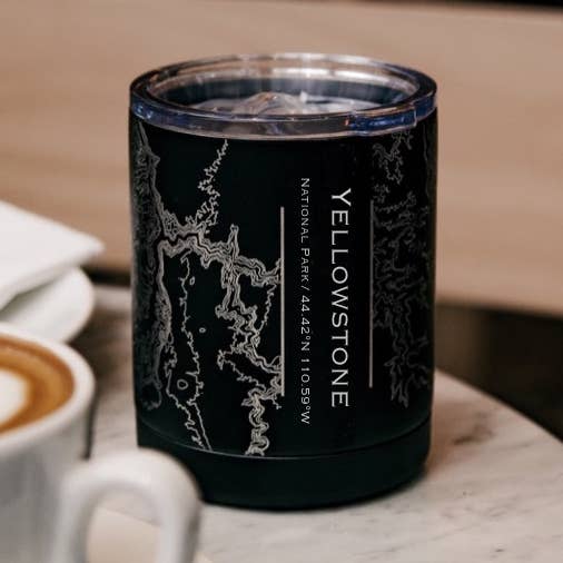 JACE.design – Großhandel Thermotasse/-becher – Yellowstone-Nationalpark Topographische Karte Isolierter Cup Blk0