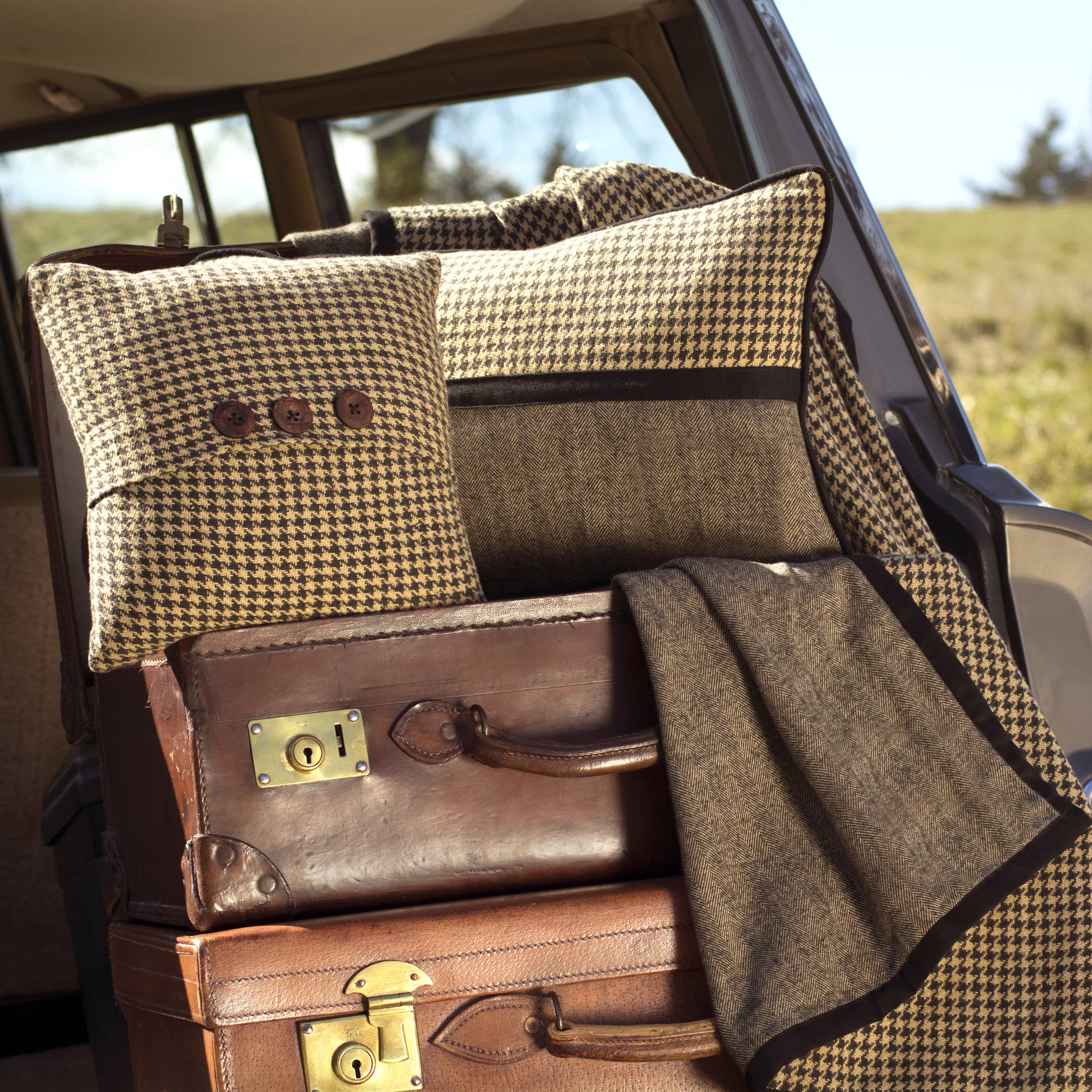 Heritage Lace - Wholesale Throw Blanket - Highland 50x70 Tan Black Cotton Reversible Throw Blanket 1