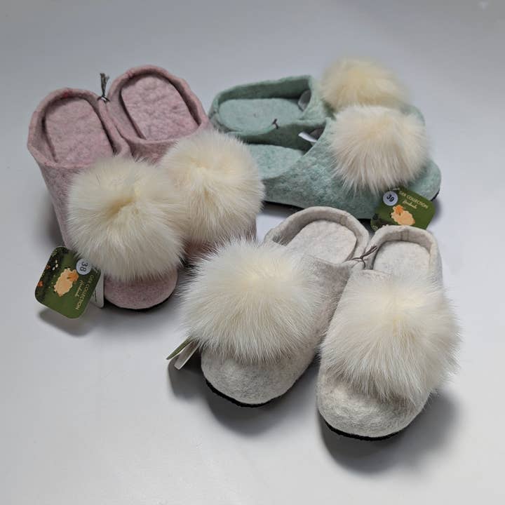 Chaussons en feutre à pompons pour femmes pour la vente par Mongolian Artisan Imports