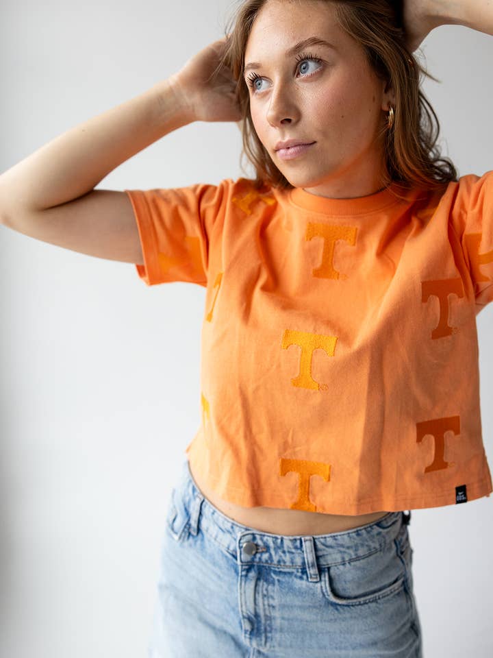 Maglietta corta pesante Tennessee Ritter Repeat da donna per la vendita all'ingrosso da parte di Gameday Social Apparel Co.®