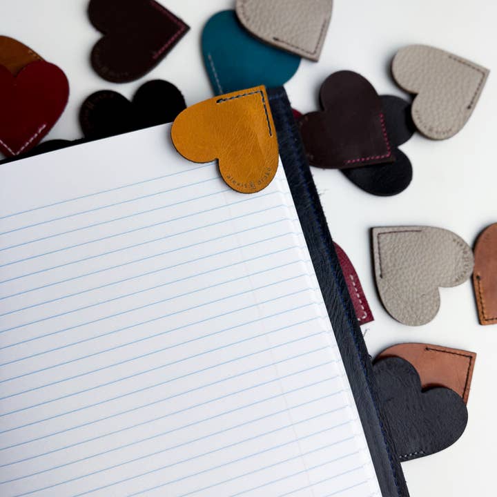 Heimkollektion | Lederherz-Lesezeichen mit Naht für den Großhandel von Alexis Drake