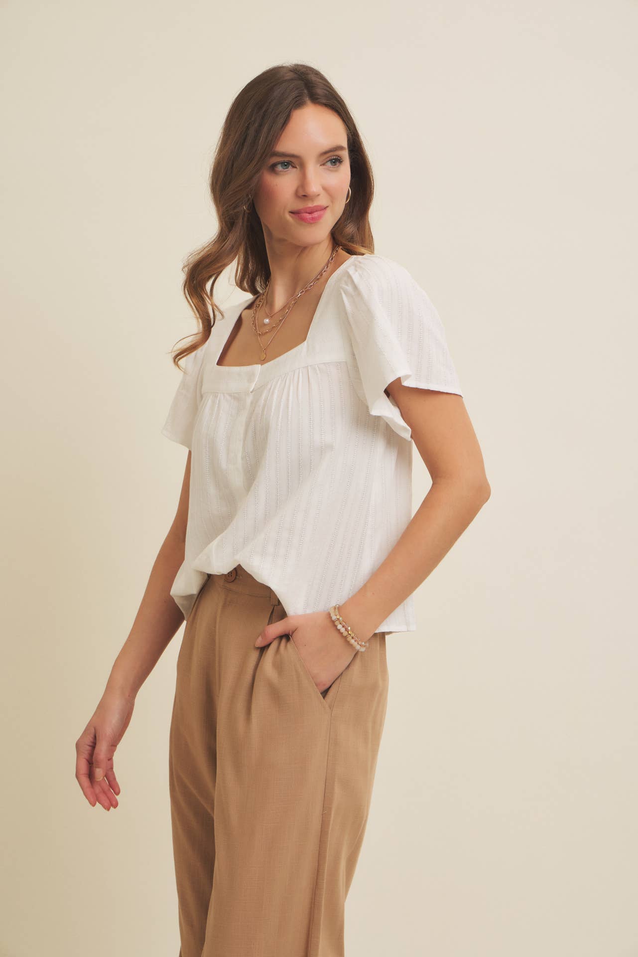 in february – Großhandel Bluse – Damen – BLUSE MIT STRUKTURIERTEM STOFF UND VIERKANT-AUSSCHNITT MIT KNOPFLEISTE10