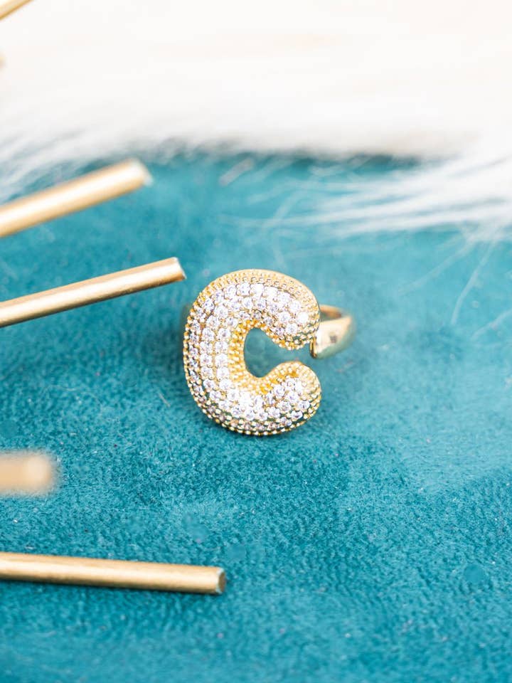 Bague manchette "C" pavée de cristaux dorés Crystal Avenue pour la vente par Wholesale Accessory Market