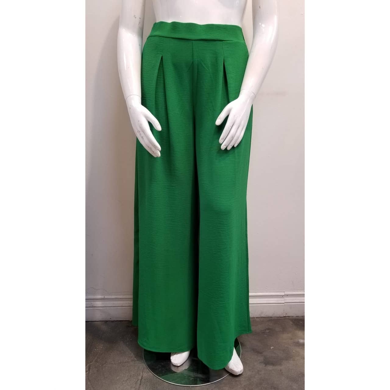 Curve Market - Wholesale Pants - Women's - PLUS SIZE WIDE LEG PLEATED PANTS2