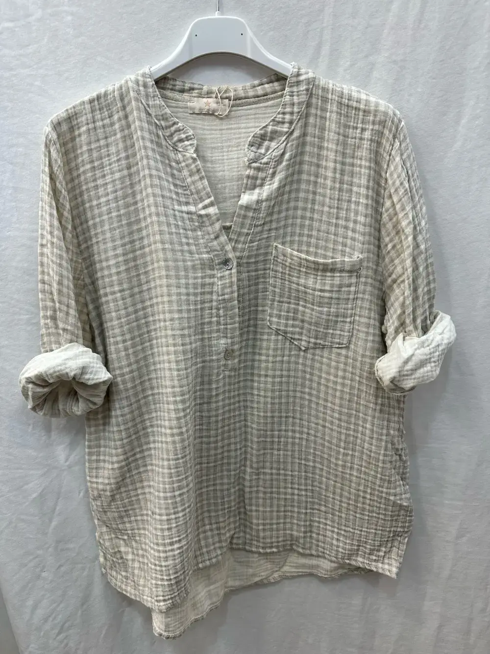 Mimi & Gogo – Großhandel Bluse – Damen – Vichy-Baumwoll-Gauze-Bluse mit tunesischem Kragen von Mimi & Gogo4