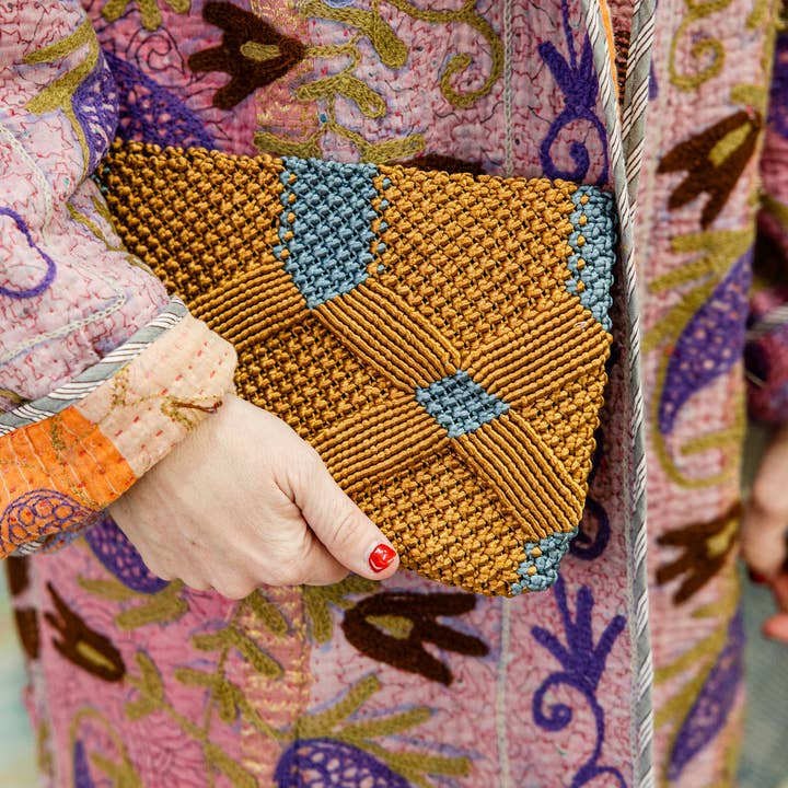 Pochette en macramé, caramel et bleu poussiéreux pour la vente par Rahab's Rope