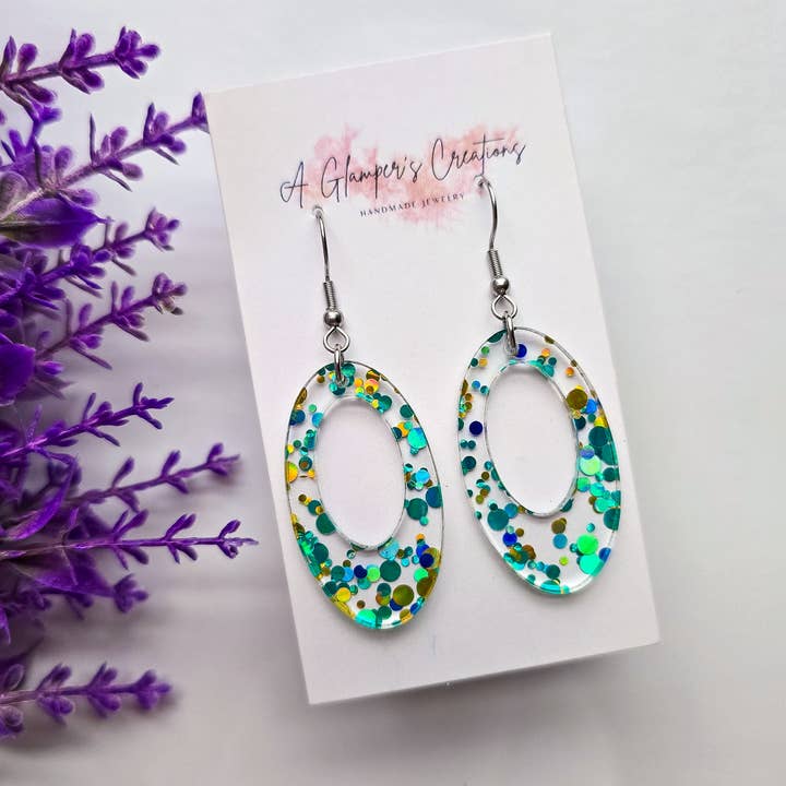 Orecchini ovali in acrilico con ritagli e pois color verde acqua per la vendita all'ingrosso da parte di A Glamper's Creations LLC