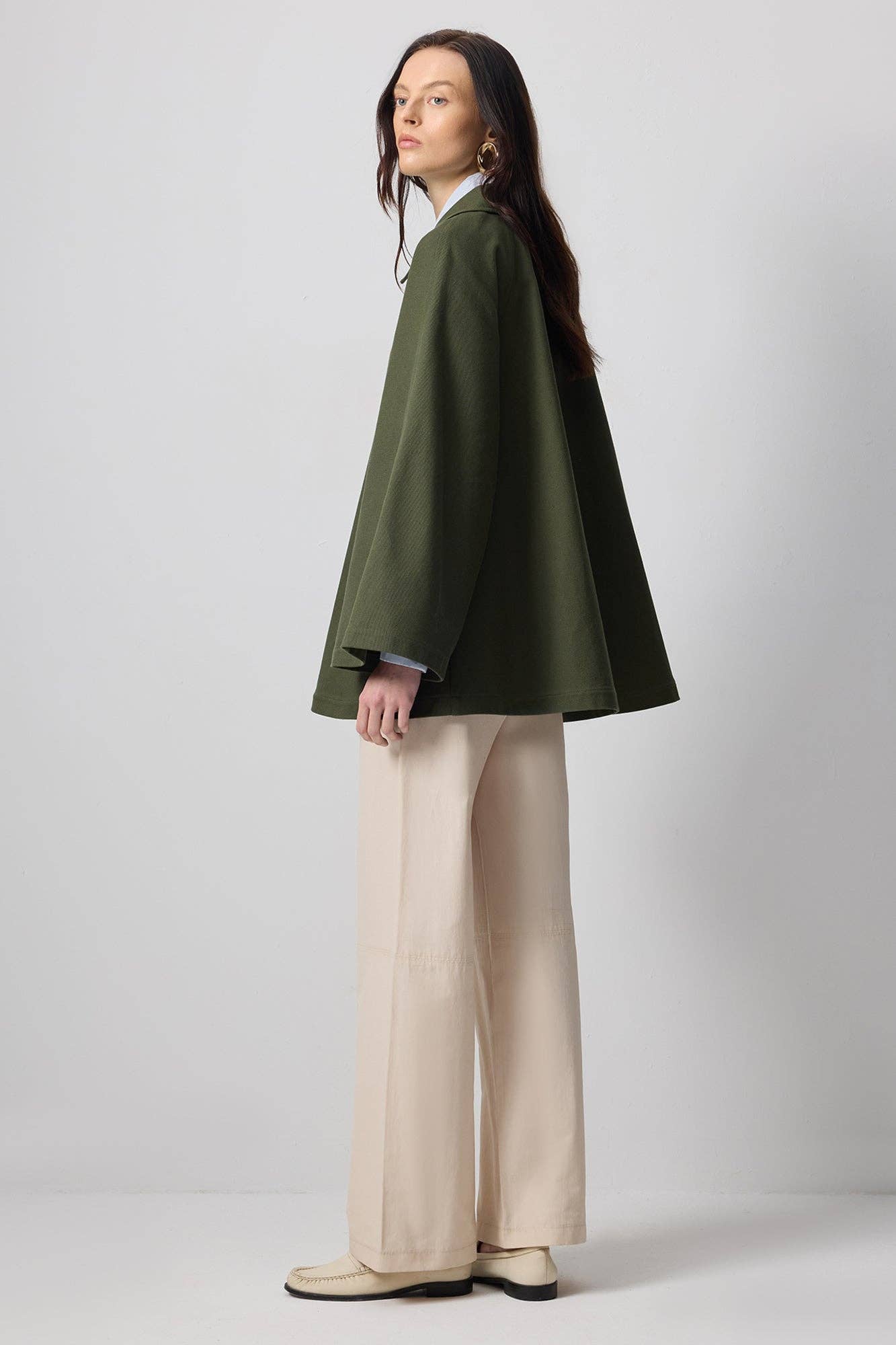 Haki Kurzer Trenchcoat aus Baumwollgabardine – Ausgestelltes Ärmel-Detail für den Großhandel auf Faire4