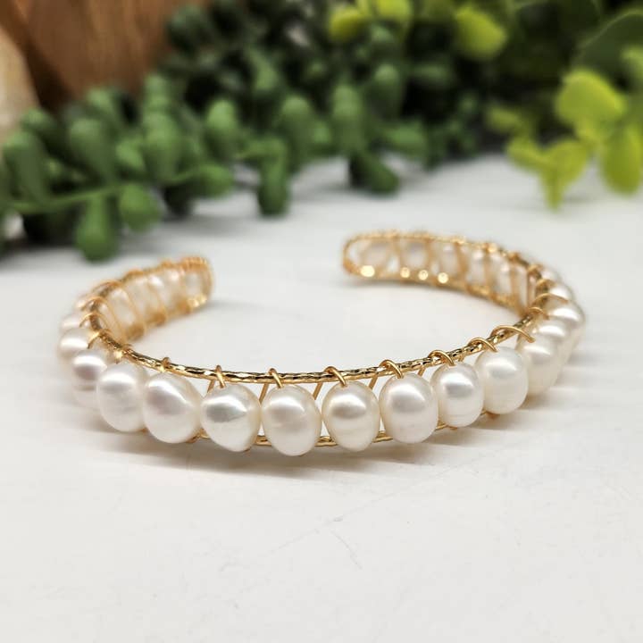 Pärlor Vitodlad Färskvattenmanschett/Armband-Guld för wholesale av Meraki Gemstones