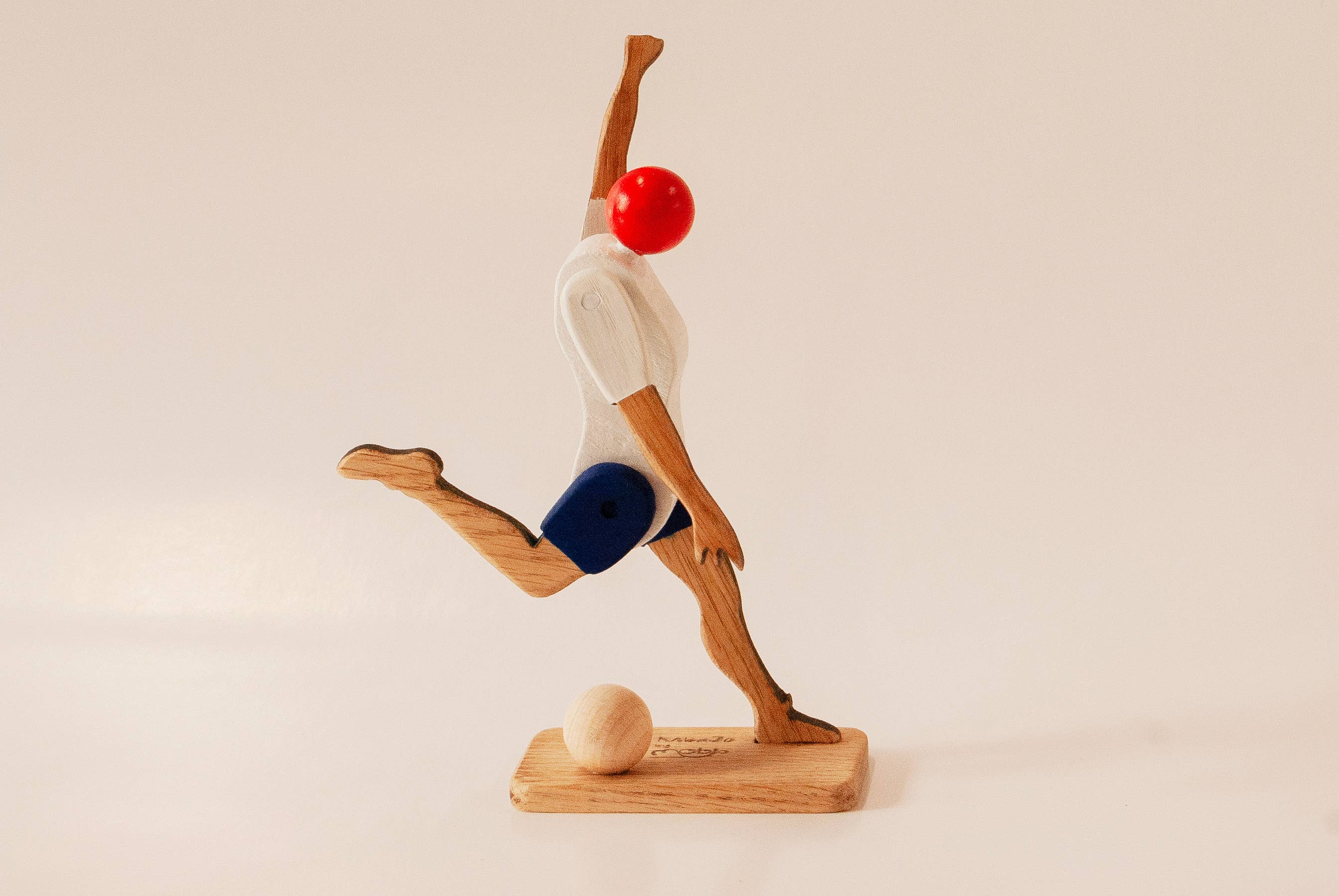 Mobjo - Wholesale Decorative Figurine - Wooden footballer figure1