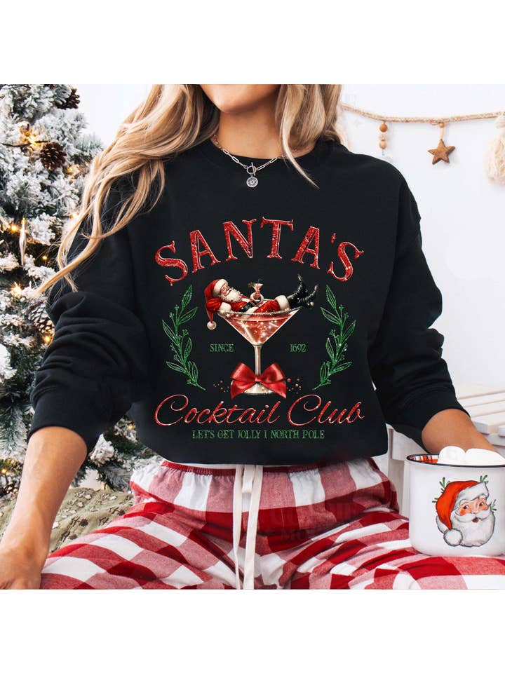 NVC Ecommerce LLC – Engroshandel Grafisk t-shirt - Dame – Santas Cocktail Club Skjorte, Julecocktails Sweatshirt1