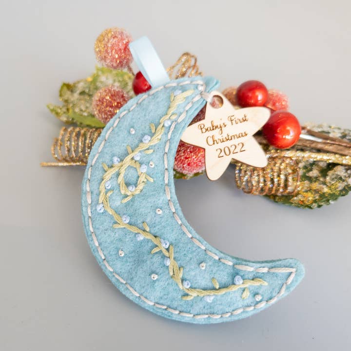 Shelfish Modern - Vendita all'ingrosso Decorazione - Primo ornamento natalizio per bambini ricamato personalizzato1