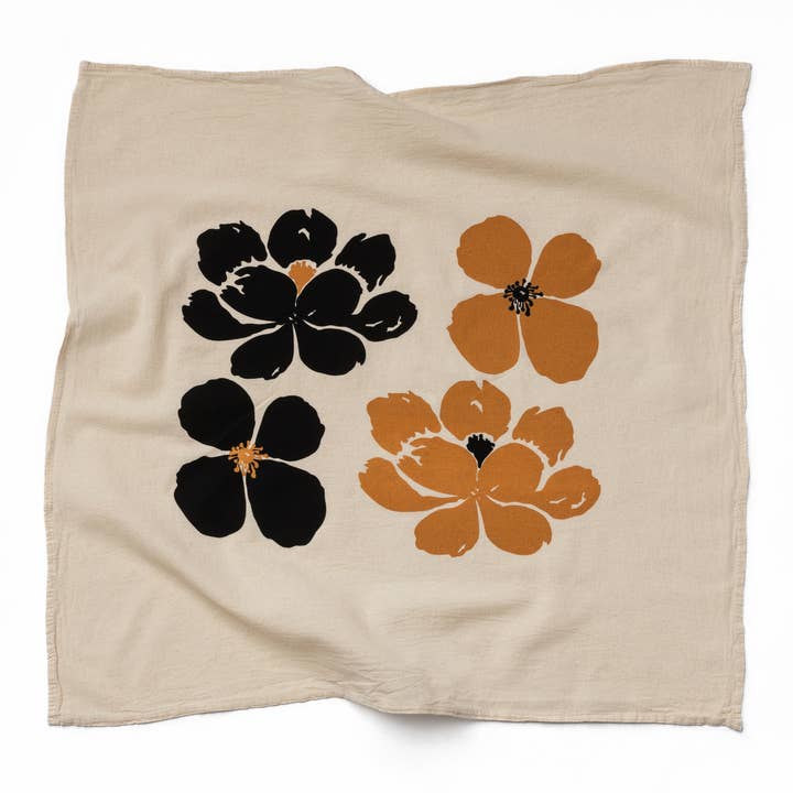 Torchon en sac de farine à pivoines pour la vente par Line and Nest