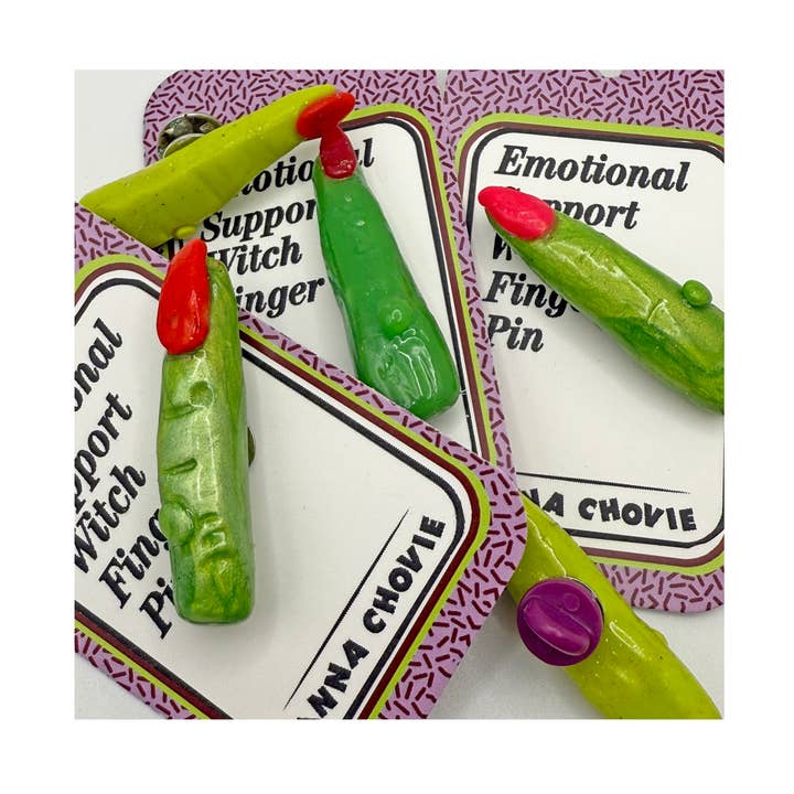 Épingle de Revers Originale de Doigt de Sorcière Mignonne pour Halloween Effrayant pour la vente par Anna Chovie