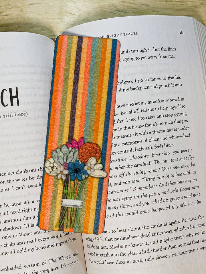 Marque-page en feutre à fleurs à rayures arc-en-ciel pour la vente par Sharp Thoughtlings
