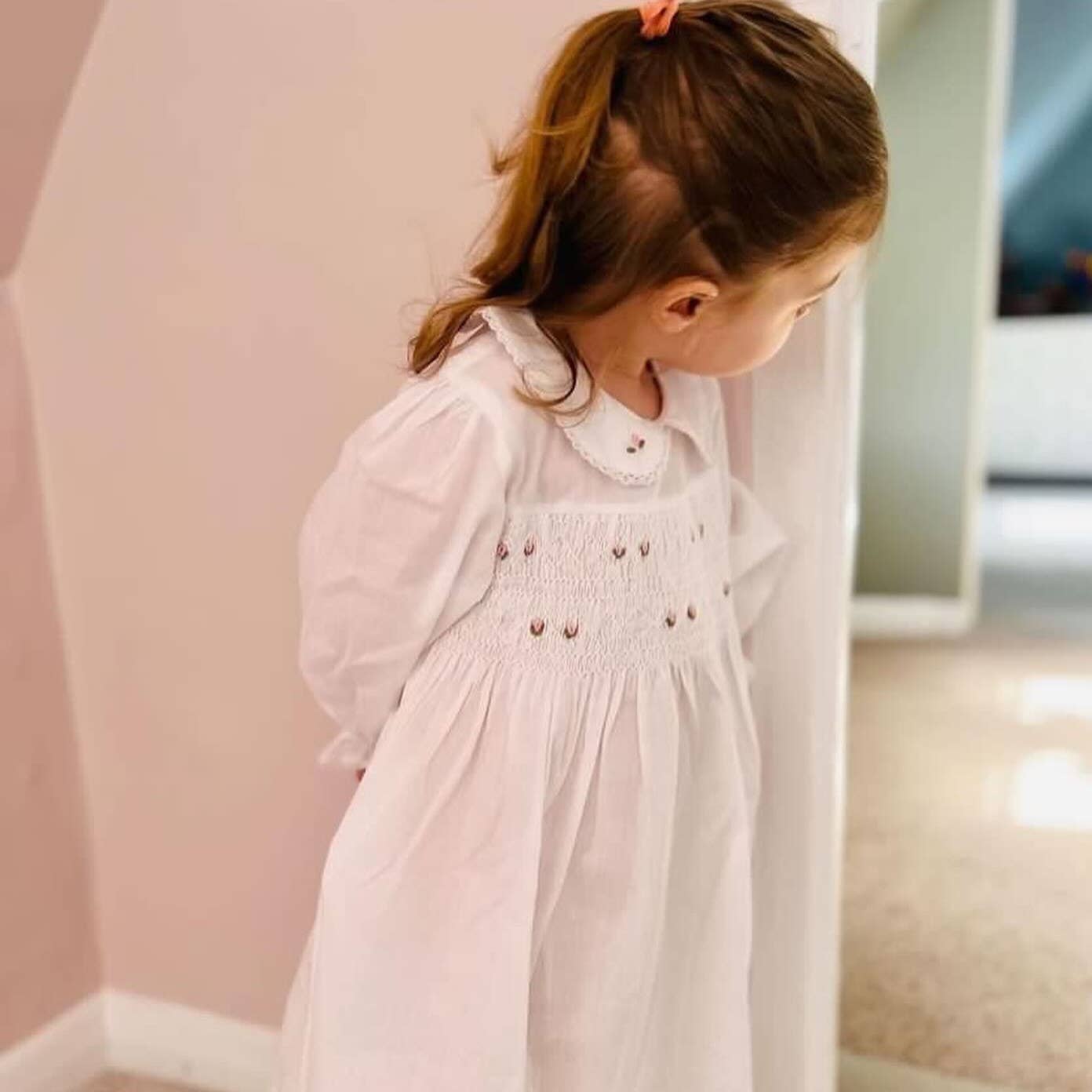 English Rose Linens - Venta al por mayor Ropa para dormir - Niños - Camisón clásico Beth con bordado y fruncido a mano1