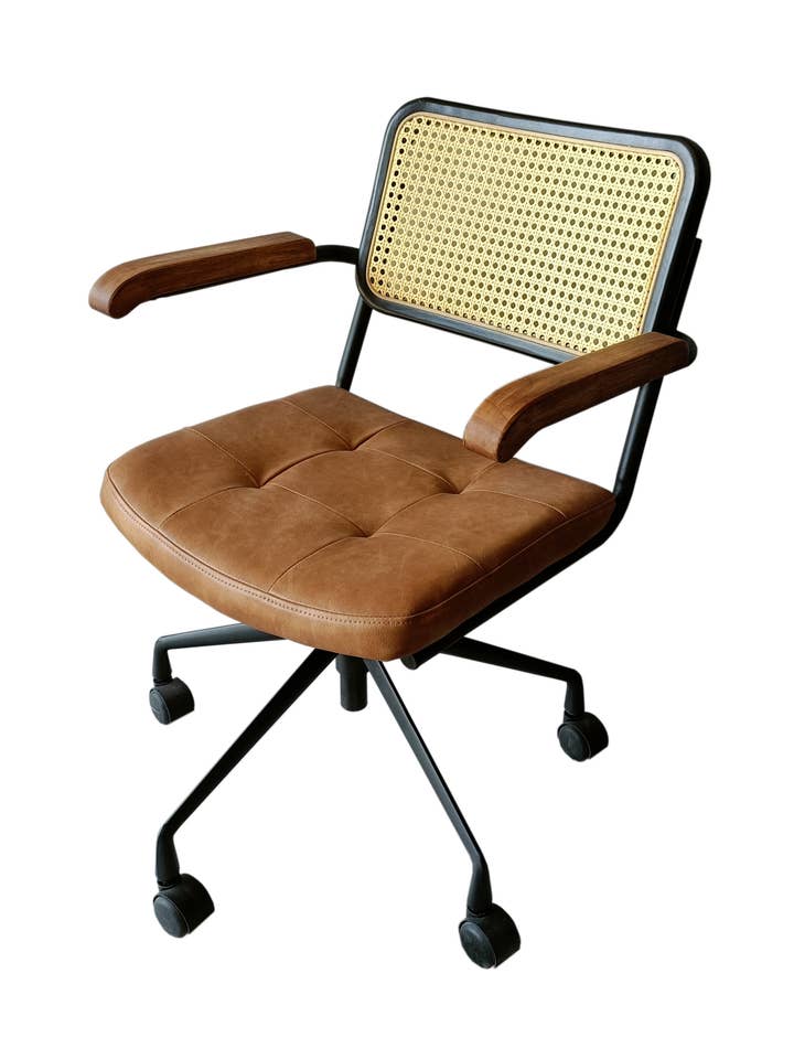 Sedia da ufficio Elton con schienale in rattan e sedile in PU invecchiato marrone per la vendita all'ingrosso da parte di Seat4uhome