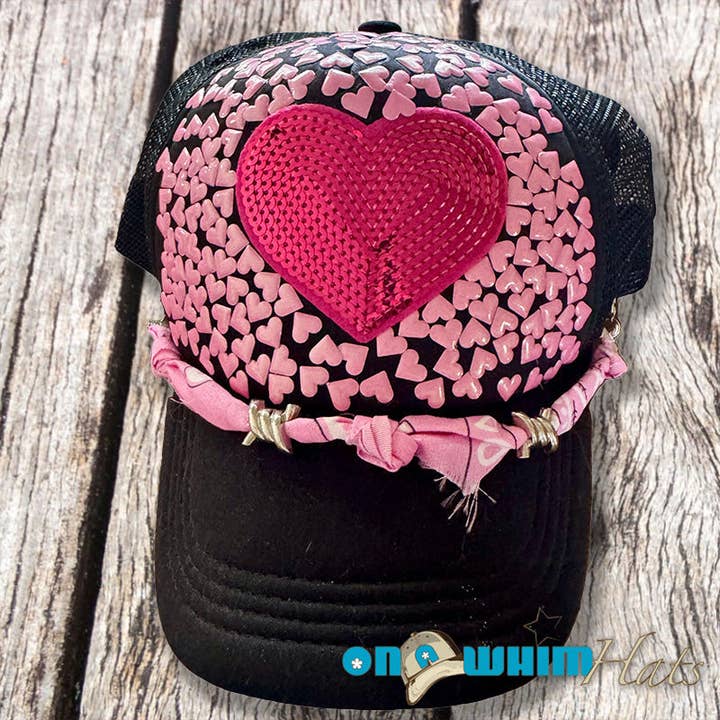 Handgemaakte Truckerpet van Suikerspin Hart met Bandana Hoed Ketting voor wholesale door On a Whim Hats