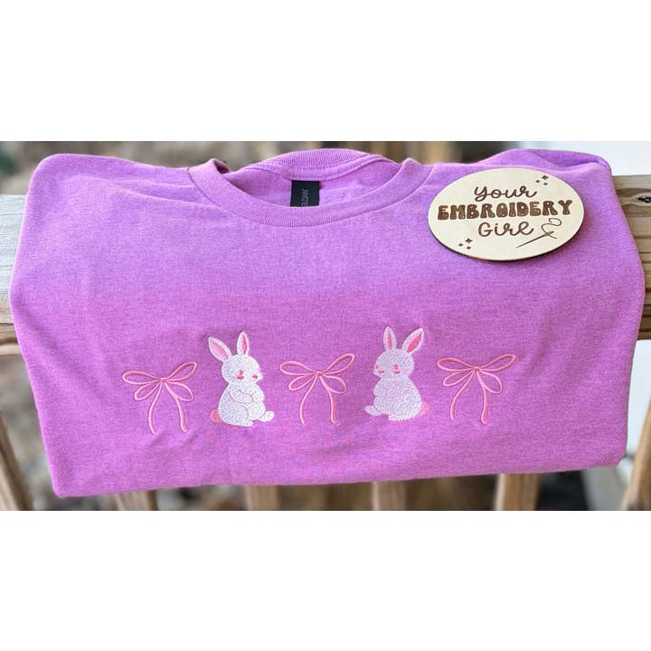 T-shirt Gildan brodé « Lapins et nœuds » pour la vente par Your Embroidery Girl