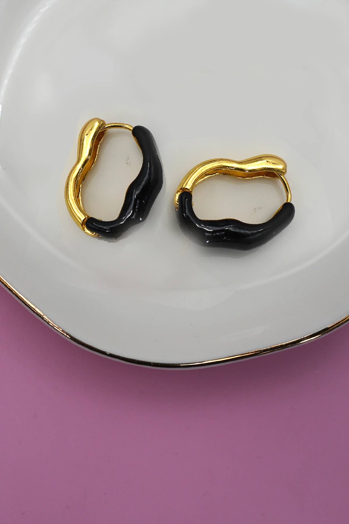 JOSSLYN by wall to wall - Wholesale Hoop Earrings - GEOMETRIC OVAL SHAPE EPOXY EDGE HOOP EARRING | 40E4250