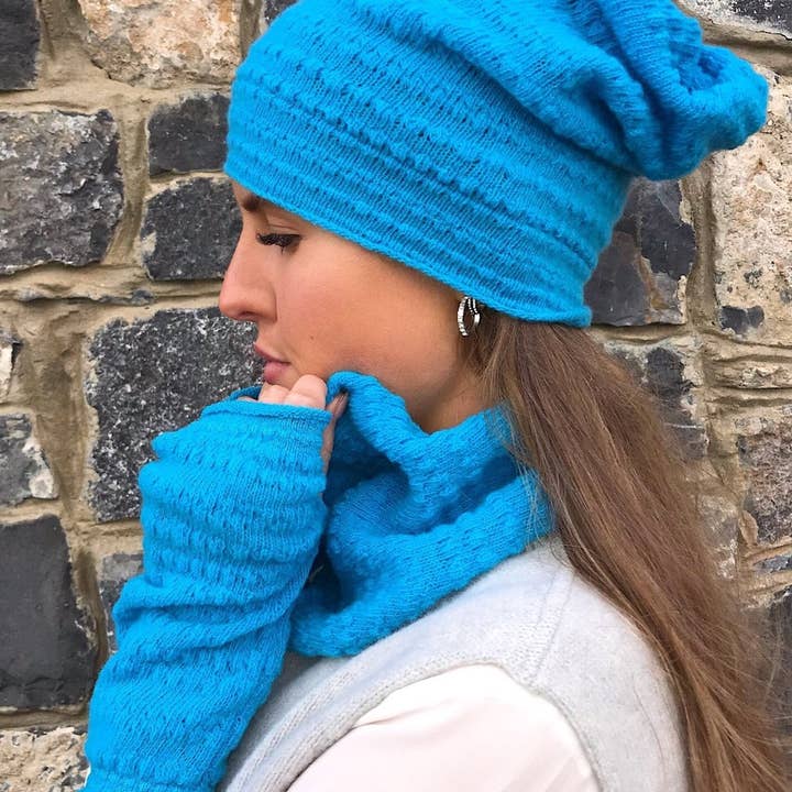 JBK Dreiteiliges gemütliches Strickset in Balearenblau für den Großhandel von Janet Byrne Knitwear