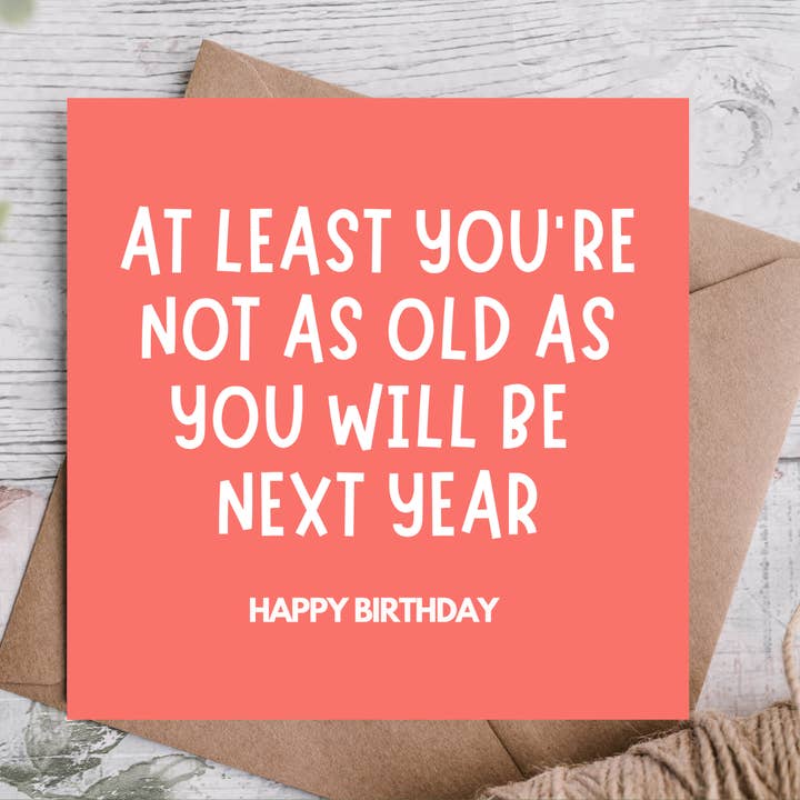 Au moins, tu n'es pas encore plus vieux – Carte d'anniversaire pour la vente par Highgrove Cards