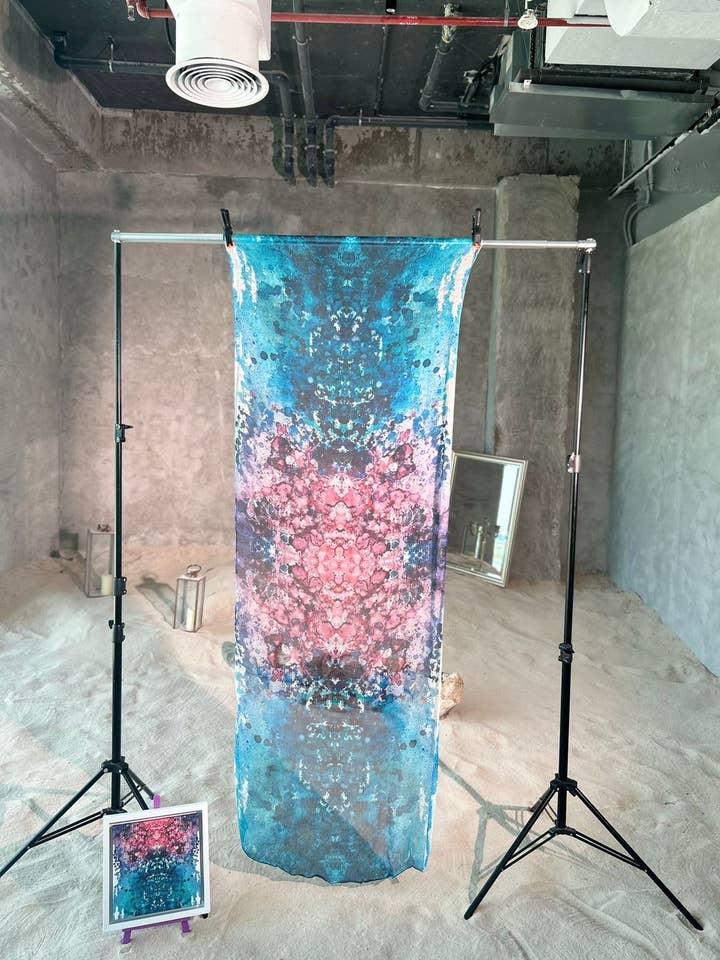 Écharpe en mousseline Rose Blue Ocean pour la vente par Mona Fares