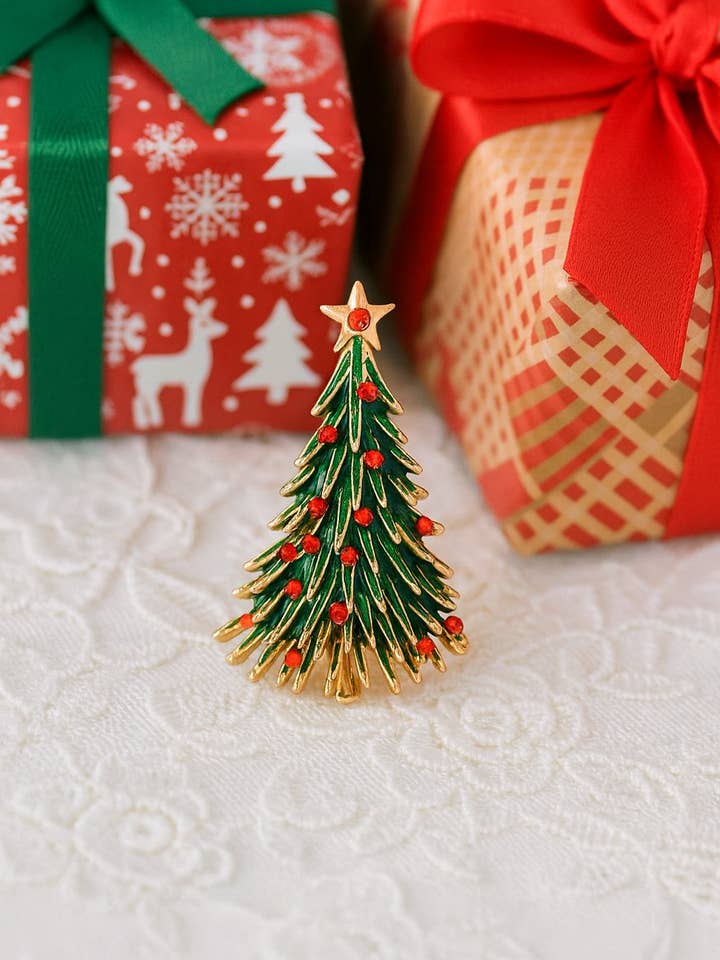 Broche Arbre de Noël pour la vente par Wild & Free
