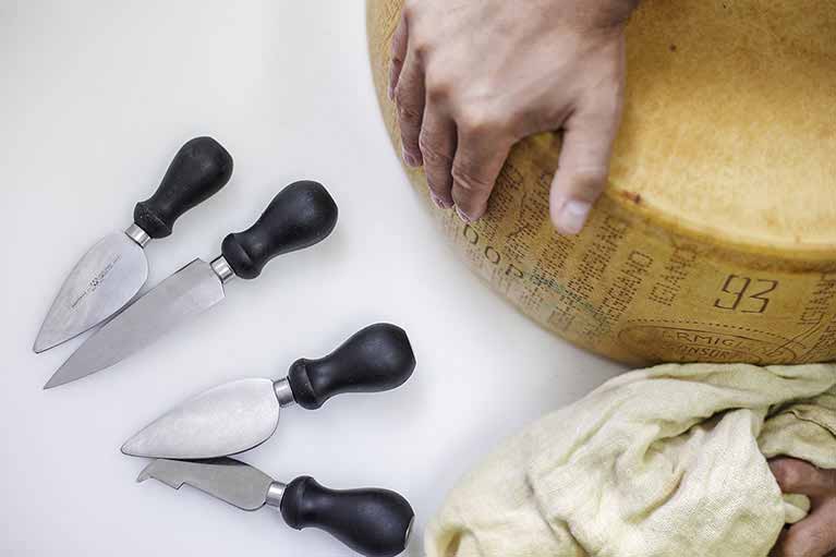 Gustoemilia - Wholesale Kaas - 36 maanden gerijpte Parmigiano Reggiano Di Montagna Reserve kaas1