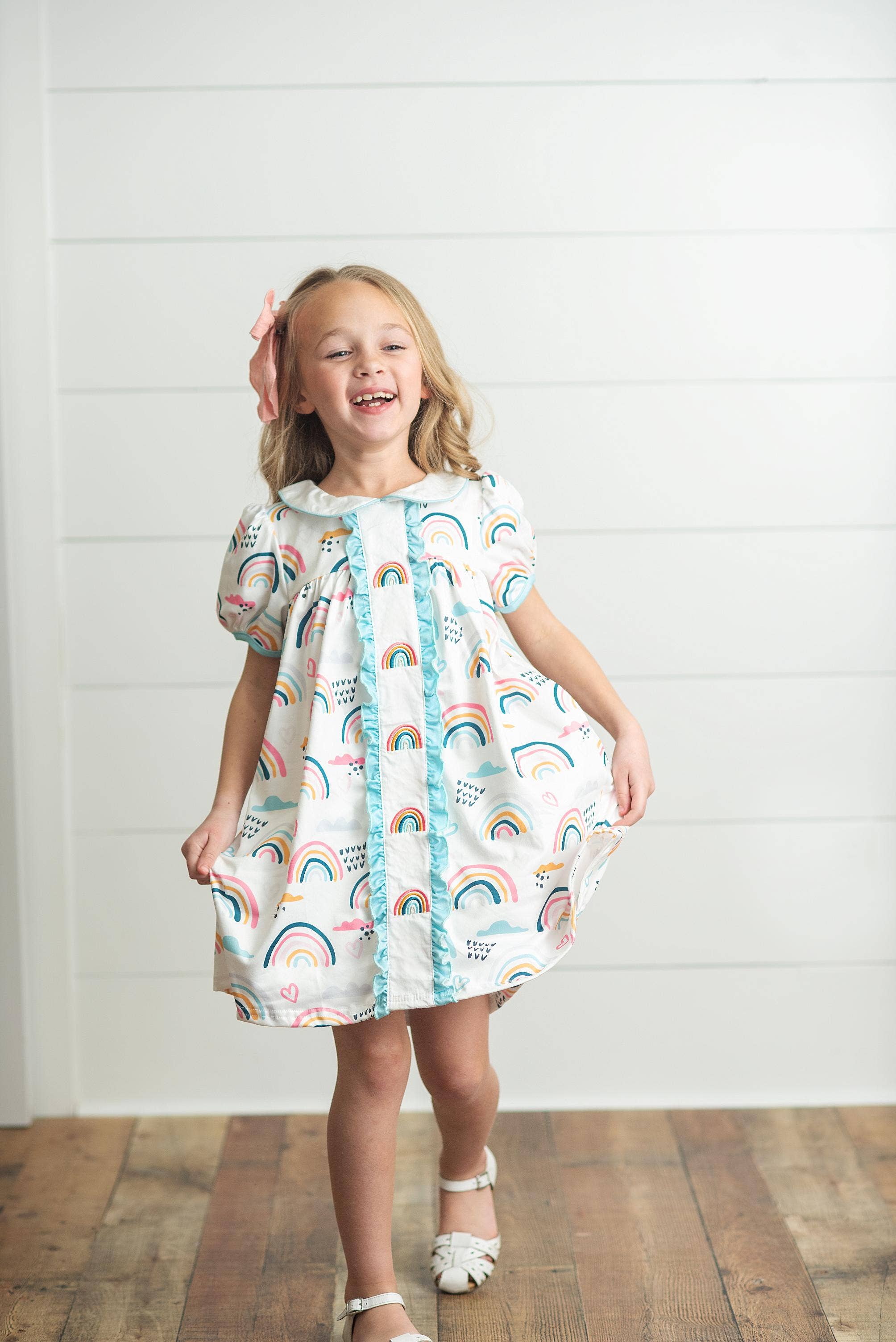 Wren & James - Vente Robe – enfant - Robe d'école brodée à col arc-en-ciel pastel pour enfants1