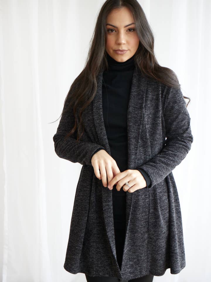 Cardigan drapé Susan, tailles 10 à 20 pour la vente par Anto Apparel