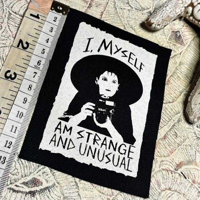 Three Raccoons - Vente Écusson - Lydia Deetz, moi-même je suis étrange et inhabituelle écusson.3