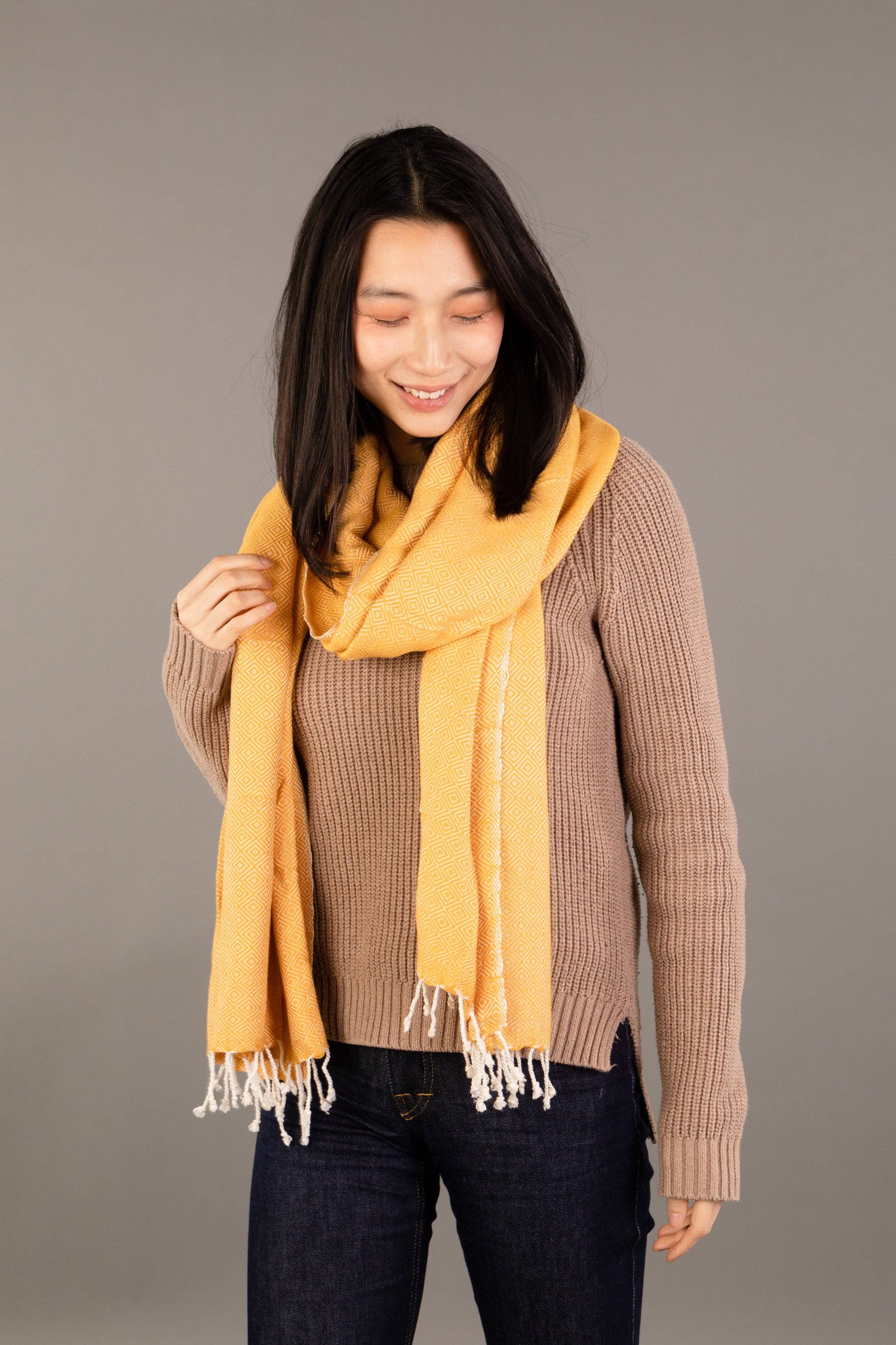 Krama Heritage – Cachecol - Mulher por atacado – O Grande Krama Quente Espesso Ouro na sua caixa de folha de palmeira - Mulher2