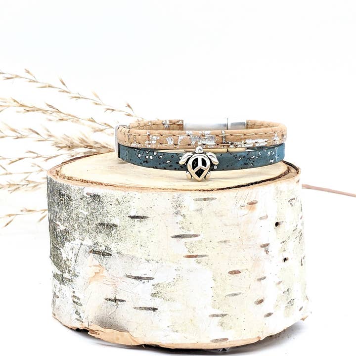 Sm Sea Turtle - Bracelet en liège classique pour la vente par Elisabetta Studio