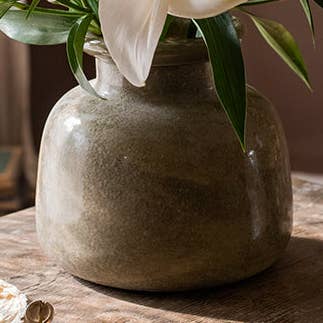 Vase en verre texturé vert foncé mat pour la vente par Rustic Reach