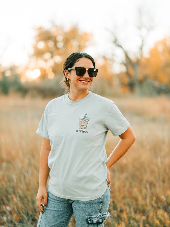 On The Rocks Iced Coffee T-shirt för wholesale av Roaming Buffalo Design Co